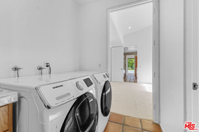 3516 Malibu Country Drive, Malibu CA: https://media.crmls.org/mediaz/ae12f449-42bb-444a-a864-e04c2d7369b6.jpg