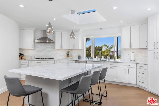 16894 Encino Hills Drive, Encino CA: https://media.crmls.org/mediaz/ae12ff32-071a-4a3c-b0fa-5bc7e84c4343.jpg
