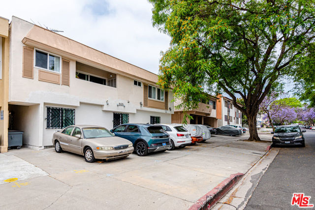 553 N Flores Street, West Hollywood CA: https://media.crmls.org/mediaz/ae14128b-8e8c-417b-a3eb-111a1eceaf23.jpg