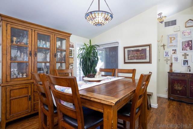 2597 Melbourne Dr, San Diego CA: https://media.crmls.org/mediaz/ae1659c3-b34b-4955-a7a2-17bc62f87967.jpg