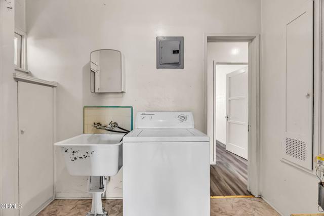 4419 4419 1/2 Corliss Street, Los Angeles CA: https://media.crmls.org/mediaz/ae166d56-8196-4232-967d-0fc62b8a530a.jpg