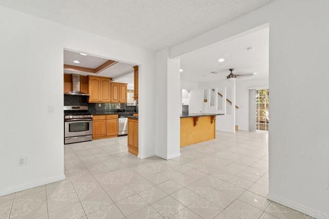 2412 Heatherwood Court, Escondido CA: https://media.crmls.org/mediaz/ae16f069-67bb-4182-a690-ba99d9fd1271.jpg