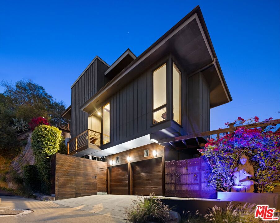 2860 Hollyridge Drive