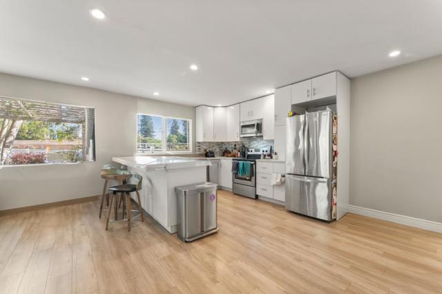 4 Athlone Way, Menlo Park CA: https://media.crmls.org/mediaz/ae17833b-807f-457f-8efd-efc1195c50ff.jpg