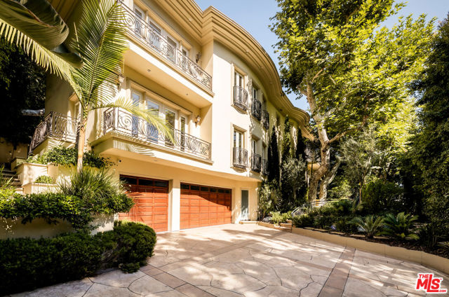 1350 Benedict Canyon Drive, Beverly Hills CA: https://media.crmls.org/mediaz/ae1b69b6-9cbe-445c-8acd-5e69aef6af04.jpg