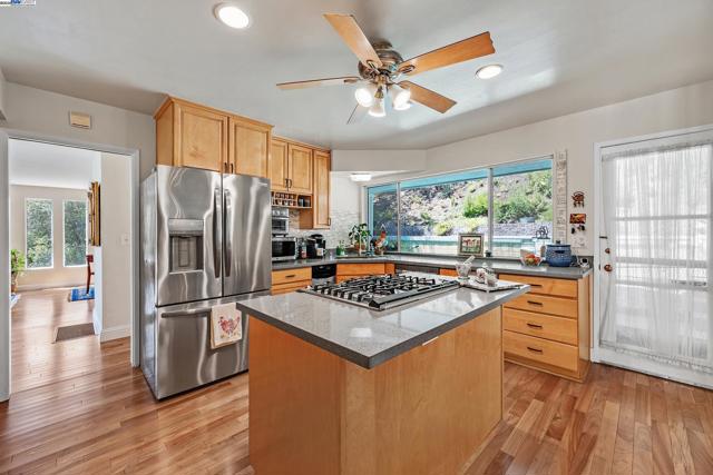 1923 Green Valley Rd, Alamo CA: https://media.crmls.org/mediaz/ae1b7eb9-fc92-4152-8e52-123f4a483176.jpg