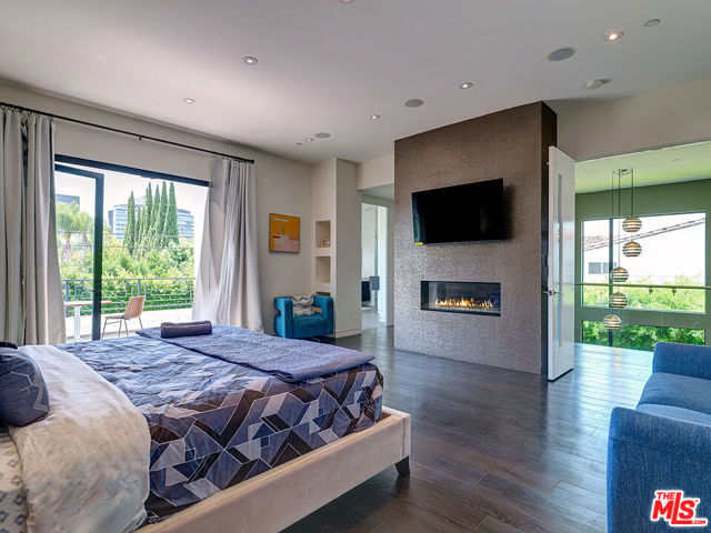 6360 Maryland Drive, Los Angeles CA: https://media.crmls.org/mediaz/ae1bb0fc-2c1c-413e-b8bc-9398b3e5818e.jpg