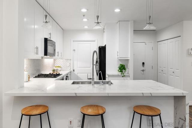 850 Beech St, San Diego CA: https://media.crmls.org/mediaz/ae1c7381-43cb-480a-ac6b-6d126decb021.jpg