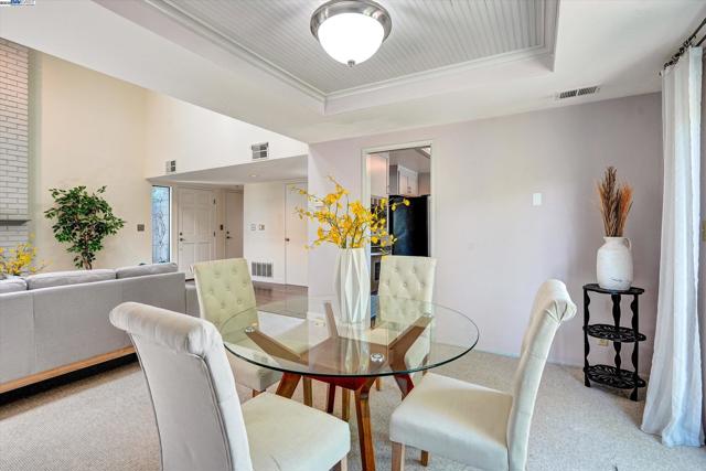 37 Clipper Drive, Alameda CA: https://media.crmls.org/mediaz/ae1e7192-ef07-4680-a4e9-86b7211e2425.jpg