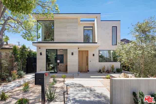 2115 Walnut Avenue, Venice CA: https://media.crmls.org/mediaz/ae1fd51c-b45c-4c57-bfc1-c62a0d6a54c3.jpg