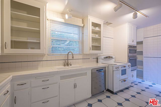 2318 Canyon Drive, Los Angeles CA: https://media.crmls.org/mediaz/ae210bd2-1c4b-4b1c-a1d4-36b7006e3da9.jpg
