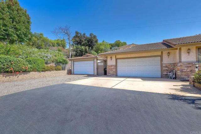 1650 Elevado Road, Vista CA: https://media.crmls.org/mediaz/ae219aa6-5247-44bd-b377-c2aeb1b95027.jpg