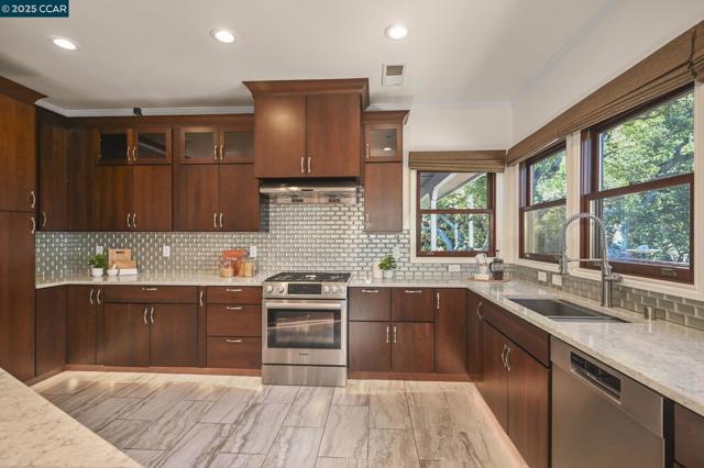 3981 Amyx Ct, Hayward CA: https://media.crmls.org/mediaz/ae21a6bd-7fa3-496e-a1f5-e21ac4353aa5.jpg
