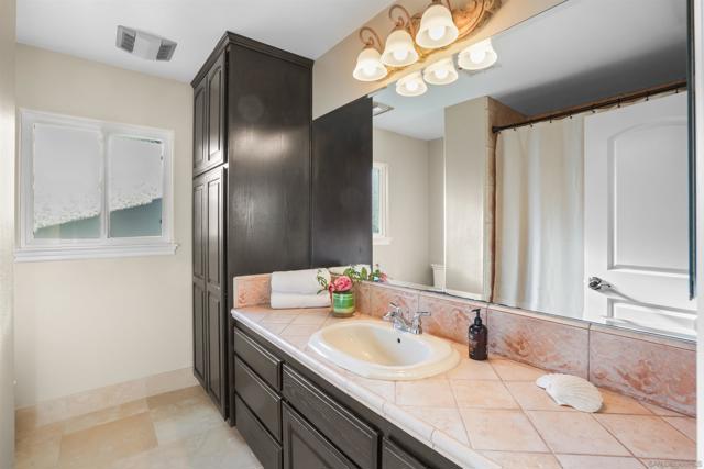 22590 Canyon Lake Drive South, Canyon Lake CA: https://media.crmls.org/mediaz/ae21d784-4e79-4a47-b3b2-cb540dede31e.jpg