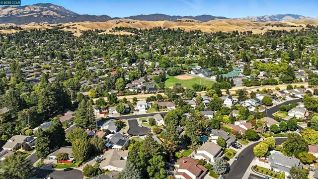 31 Junewood Ct, Danville CA: https://media.crmls.org/mediaz/ae22e008-2087-4bd6-92b7-ca59931a1217.jpg