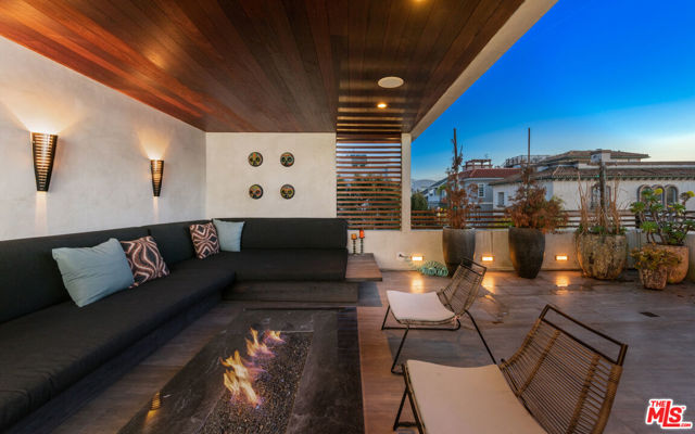 4616 Roma Court, Marina del Rey CA: https://media.crmls.org/mediaz/ae232eb0-94fc-47d7-a618-11f6bbf1d74e.jpg