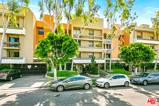 750 N Kings Road, West Hollywood CA: https://media.crmls.org/mediaz/ae235eae-598e-473e-9c1f-16d8d1497b76.jpg