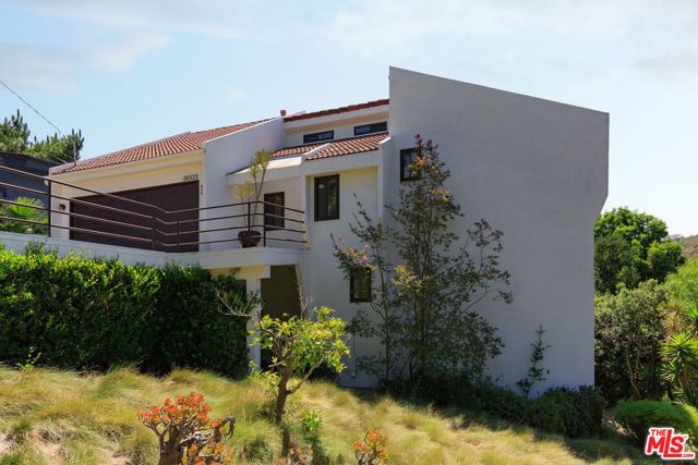 26533 Ocean View Drive, Malibu CA: https://media.crmls.org/mediaz/ae23bf31-b98e-42db-bdc3-088d4e34bf45.jpg
