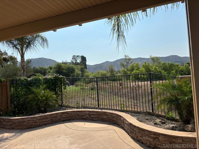 2476 Fallbrook Pl, Escondido CA: https://media.crmls.org/mediaz/ae244fdf-74d8-4b12-96d9-9b1cbfb2a554.jpg