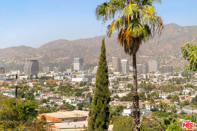 1441 Columbia Drive, Glendale CA: https://media.crmls.org/mediaz/ae267ff1-9dfa-4dae-ba79-1e43cf1300dd.jpg