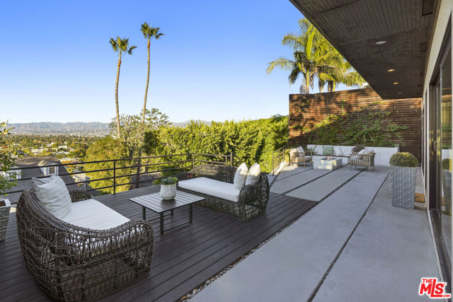 3838 Buena Park Drive, Studio City CA: https://media.crmls.org/mediaz/ae26e2bb-19d7-44ca-913f-33a857266495.jpg