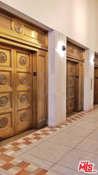 215 W 7th Street, Los Angeles CA: https://media.crmls.org/mediaz/ae27be89-a256-4365-9d0c-707c49a6e422.jpg