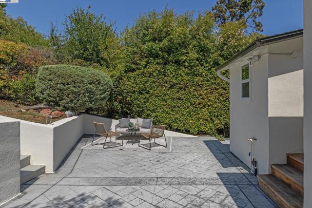 2643 99Th Ave, Oakland CA: https://media.crmls.org/mediaz/ae27f58d-6286-4cdd-8033-41926f50ddec.jpg