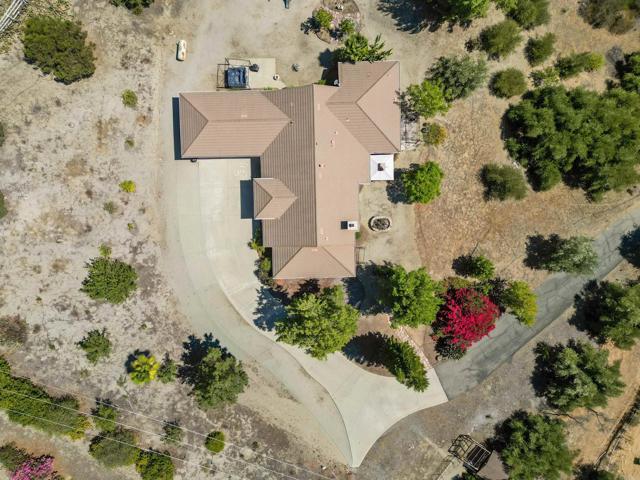 40487 Rock Mountain Drive, Fallbrook CA: https://media.crmls.org/mediaz/ae28e126-83d7-4361-b41c-0d55c9e99b50.jpg