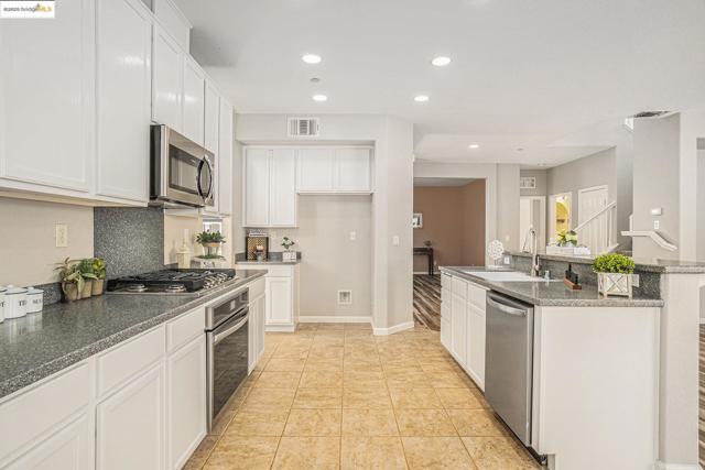1008 Finn Way, Brentwood CA: https://media.crmls.org/mediaz/ae2b48c2-8725-40ec-8dd8-1dd08bb84aaf.jpg