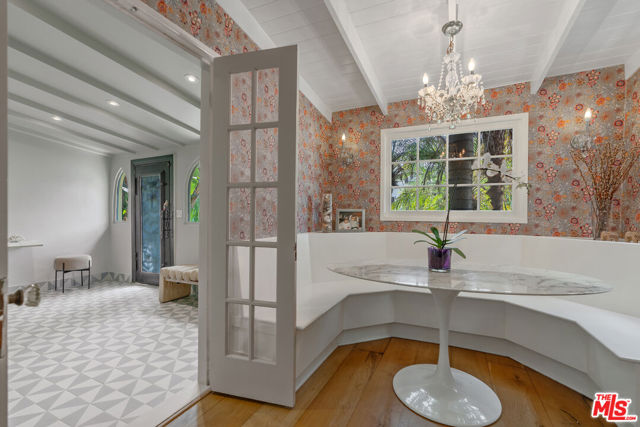 809 S Muirfield Road, Los Angeles CA: https://media.crmls.org/mediaz/ae2c99b8-a366-49cd-9c1c-40d9ae98d3b8.jpg