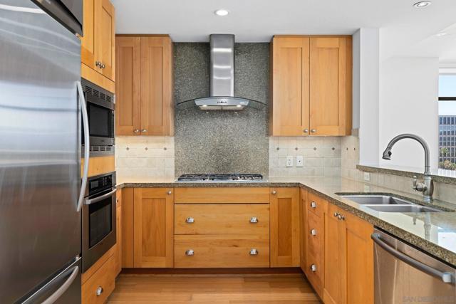 700 W E St, San Diego CA: https://media.crmls.org/mediaz/ae2d0ca5-6a1f-4354-84ed-d6a2b62d2a0b.jpg