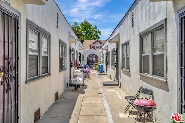 2233 W 14th Street, Los Angeles CA: https://media.crmls.org/mediaz/ae2d2200-21ee-44ed-a124-519396c229c6.jpg