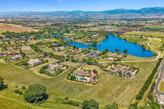 1405 Lakeview Court, San Martin CA: https://media.crmls.org/mediaz/ae2d8c5a-8092-4a3c-83ff-13ca6712f097.jpg