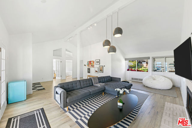 30830 Broad Beach Road, Malibu CA: https://media.crmls.org/mediaz/ae2e3536-d253-405f-b17e-6f9d3d8a7dcd.jpg
