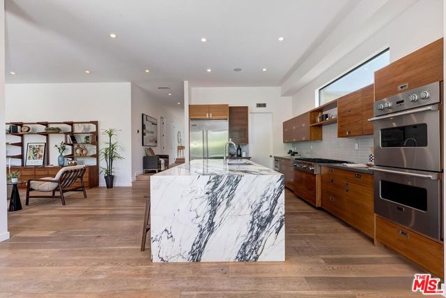 3571 Colonial Avenue, Los Angeles CA: https://media.crmls.org/mediaz/ae2edee6-e0de-46e2-9636-8a004c3f497d.jpg