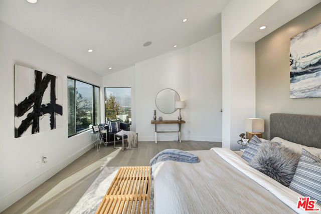 3712 Berry Drive, Studio City CA: https://media.crmls.org/mediaz/ae2eed66-280f-4e33-baeb-1fb736d00d90.jpg