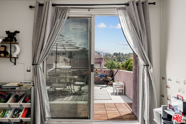 10249 Tujunga Canyon Boulevard, Tujunga CA: https://media.crmls.org/mediaz/ae2f396f-51cd-4c2d-92ad-032e38680961.jpg
