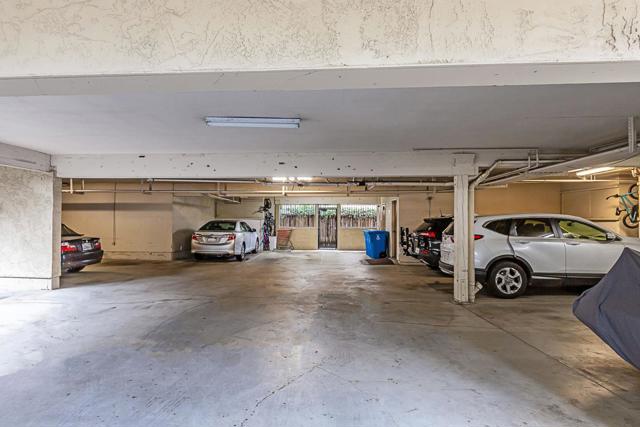 1121 Douglas Avenue, Burlingame CA: https://media.crmls.org/mediaz/ae2f63fb-4998-4d0b-b4fd-aac3ab565ae2.jpg