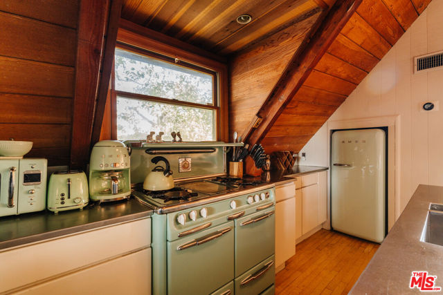 6894 Pacific View Drive, Los Angeles CA: https://media.crmls.org/mediaz/ae2f7444-5edd-4ffe-99b4-3a29631a546d.jpg