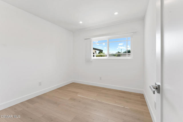 9800 Geyser Avenue, Northridge CA: https://media.crmls.org/mediaz/ae2fcca3-90ee-4c56-813b-e931c83279ca.jpg