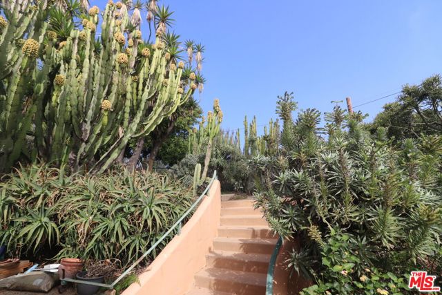 20776 Big Rock Drive, Malibu CA: https://media.crmls.org/mediaz/ae2fcd9e-1360-4aa3-943f-96cae114c1b2.jpg