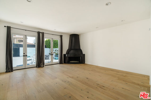 609 21st Place, Santa Monica CA: https://media.crmls.org/mediaz/ae304a7e-1000-45a0-9a12-33cf79905414.jpg