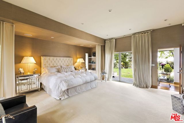 11531 Amanda Drive, Studio City CA: https://media.crmls.org/mediaz/ae3245ec-7d1b-413b-ba1b-8f3665b48dac.jpg