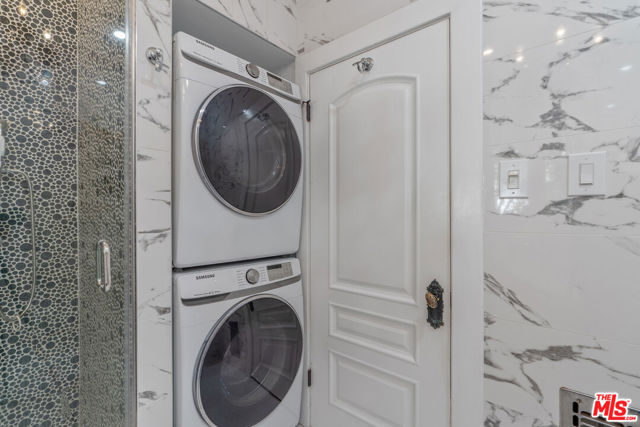 809 S Muirfield Road, Los Angeles CA: https://media.crmls.org/mediaz/ae324f79-5de8-4f13-b14e-4ac6b2219f62.jpg