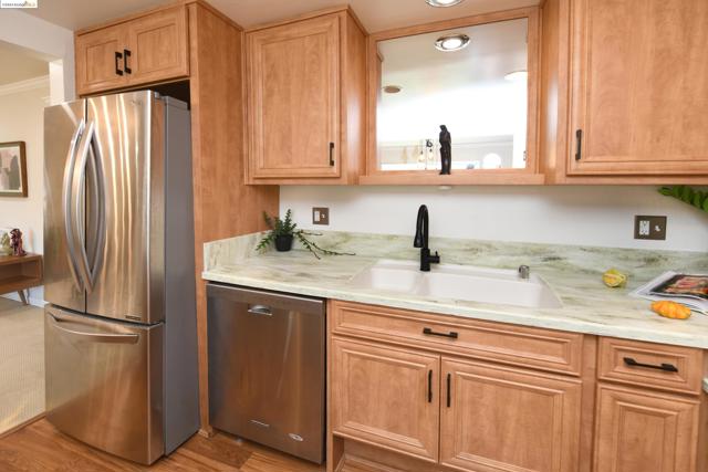 1910 Skycrest Dr, Walnut Creek CA: https://media.crmls.org/mediaz/ae32f2d7-fce1-44ea-8d83-7418bfbbea6b.jpg