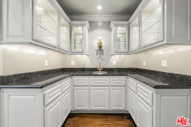 803 N Rexford Drive, Beverly Hills CA: https://media.crmls.org/mediaz/ae33dfa3-5fe1-4b39-96bb-3403aab69ee0.jpg