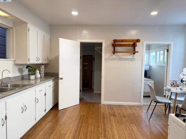 545 Central Ave, Alameda CA: https://media.crmls.org/mediaz/ae342f34-b49d-43ba-8c73-158f495feafb.jpg