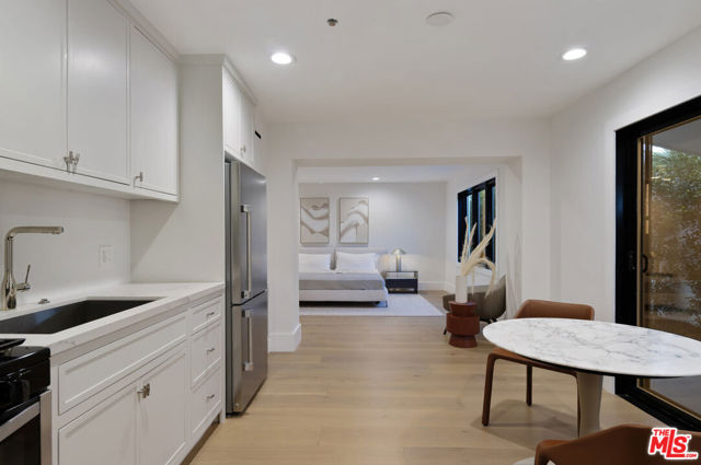 7052 Dume Drive, Malibu CA: https://media.crmls.org/mediaz/ae355b7a-7b76-48d4-be0e-b6240ba8f164.jpg