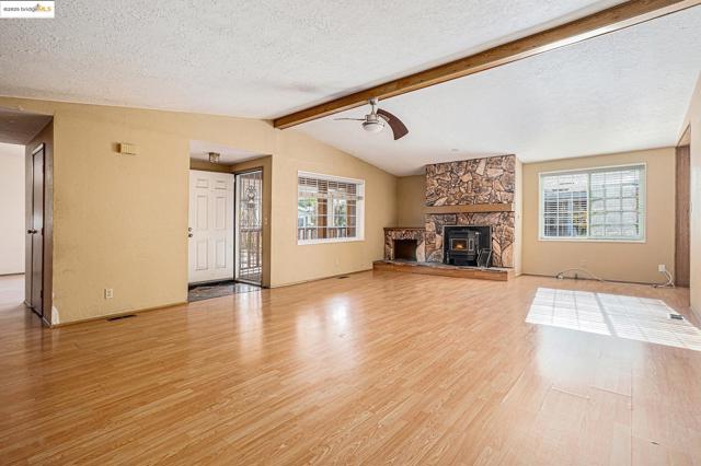345 Benet Ct, Bethel Island CA: https://media.crmls.org/mediaz/ae356ded-e636-4830-a474-651059affe1a.jpg