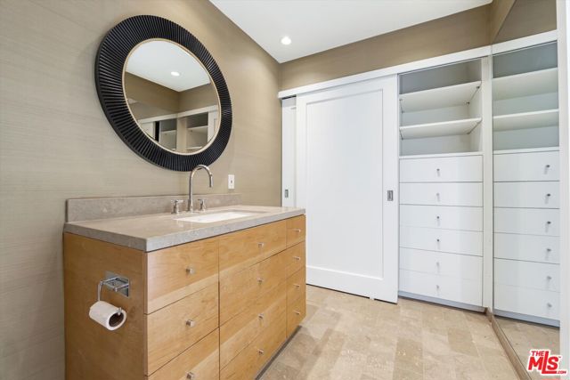 6789 Shearwater Lane, Malibu CA: https://media.crmls.org/mediaz/ae3690a8-8870-431a-b0ed-f96c3a1d0f67.jpg
